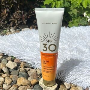 Bath & Body Works Tahiti Isle SPF 30 Sunscreen Lotion 
Full size 6 fl oz NEW
